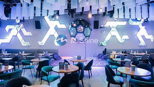 人形室內(nèi)LED顯示屏，啤酒俱樂部，廣州，中國